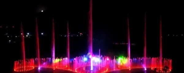 文旅景區(qū)公園里的水幕燈光秀是怎么實(shí)現(xiàn)的